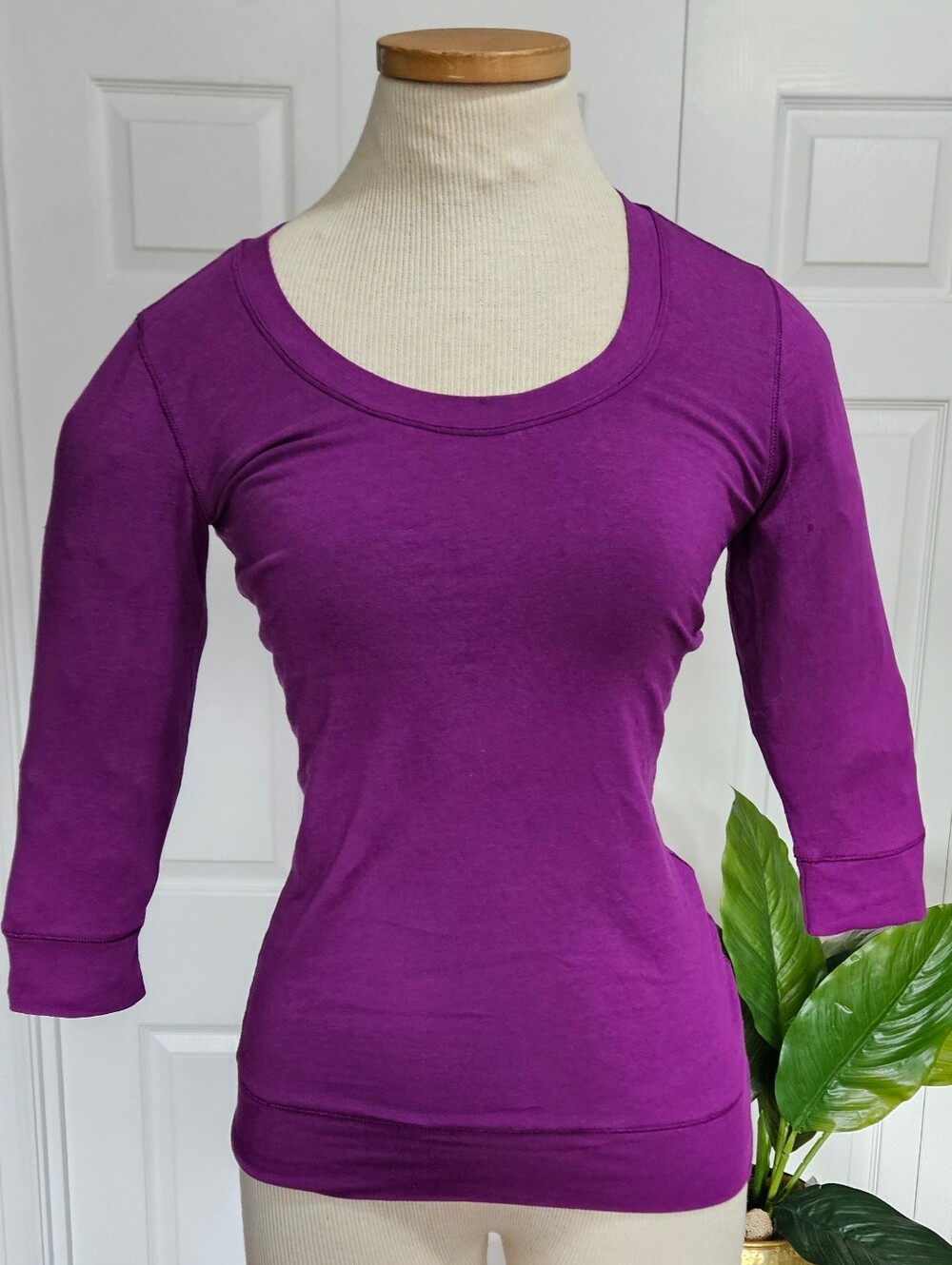 ALO Yoga Cool Fit 3/4 Sleeve Purple Scoop Neck Activewear Shirt XS.